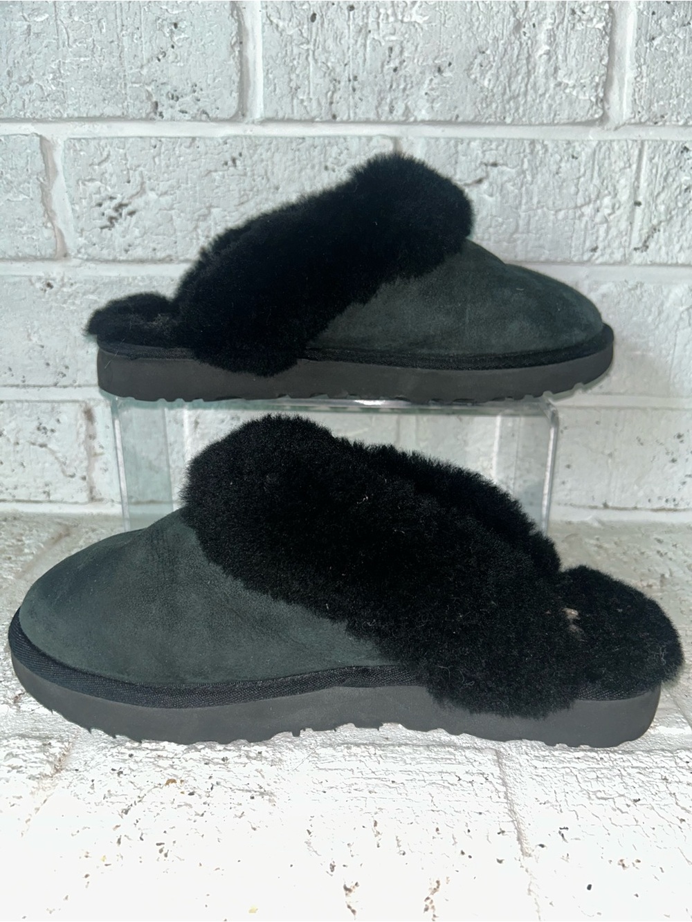 Ugg Classic Slipper II Black Size 7 Shearling Lined and Collar